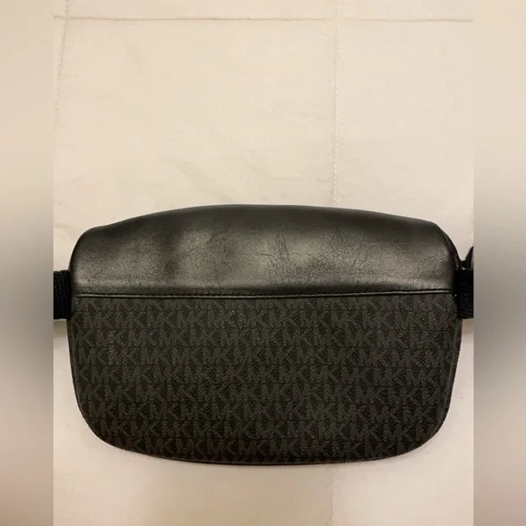 Black Michael Kors belt bag - Picture 2 of 3